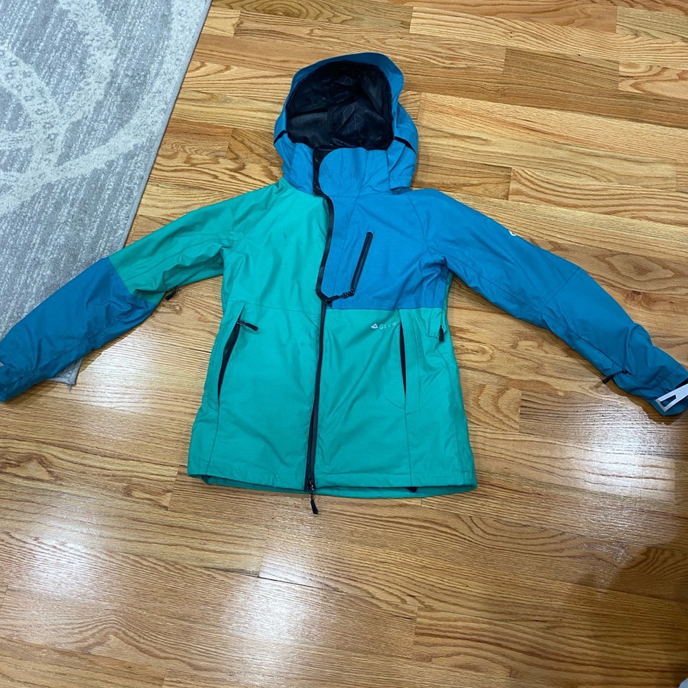 Womens ski coat - size small. Super light weight and very warm!